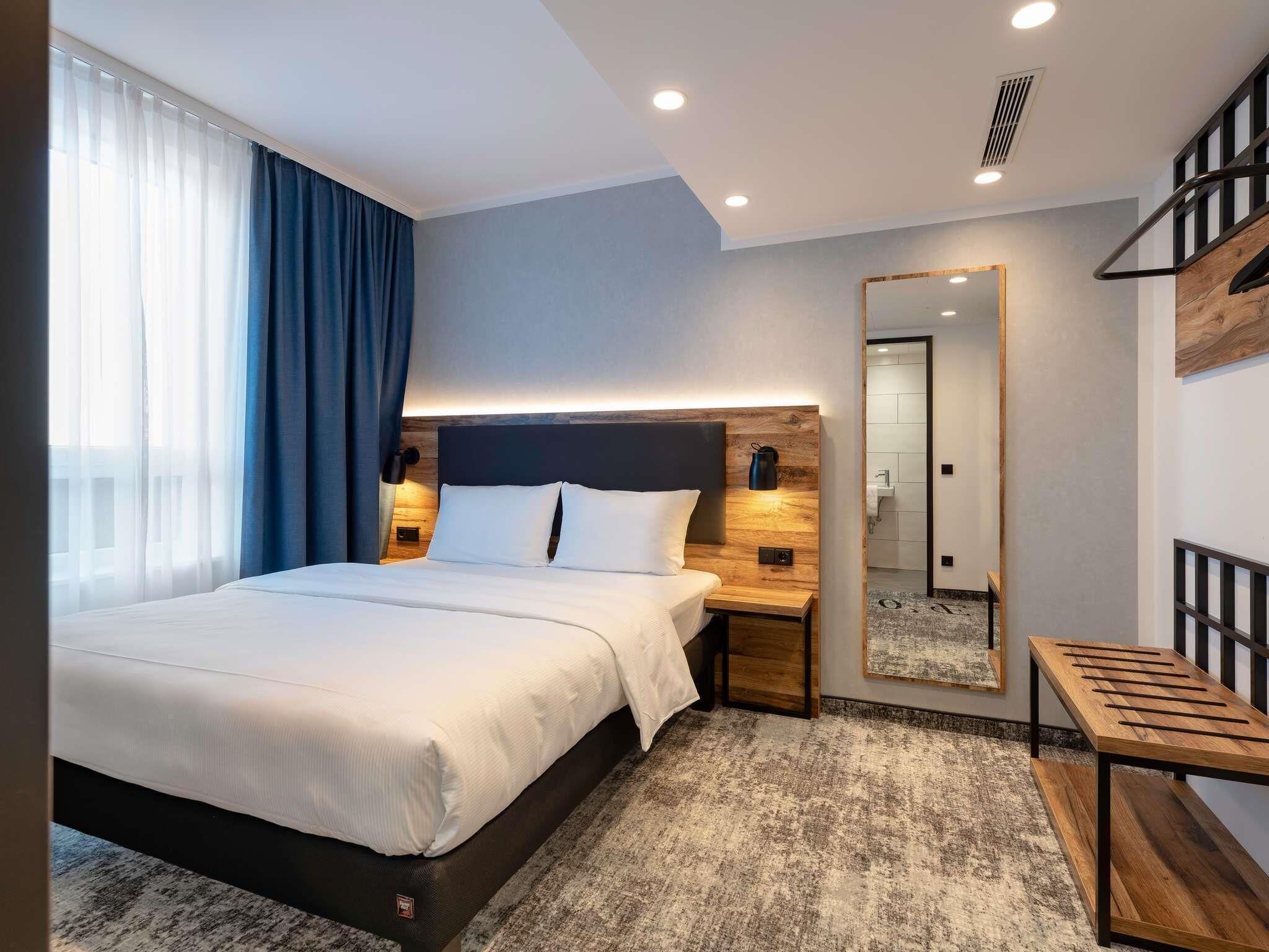 Habitación familiar, 1 cama doble con sofá cama (Modern) | Ropa de cama hipoalergénica y escritorio