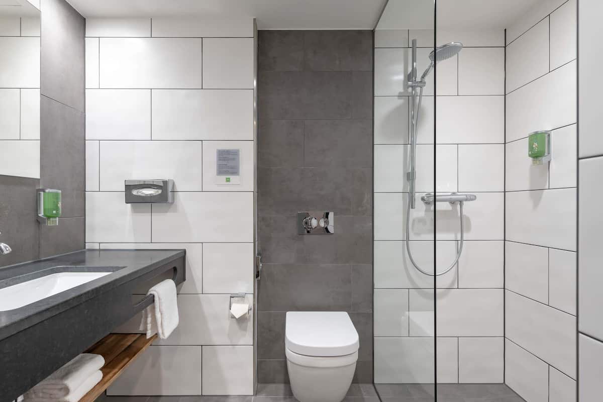 Biancheria da letto ipoallergenica, una scrivania, postazione laptop