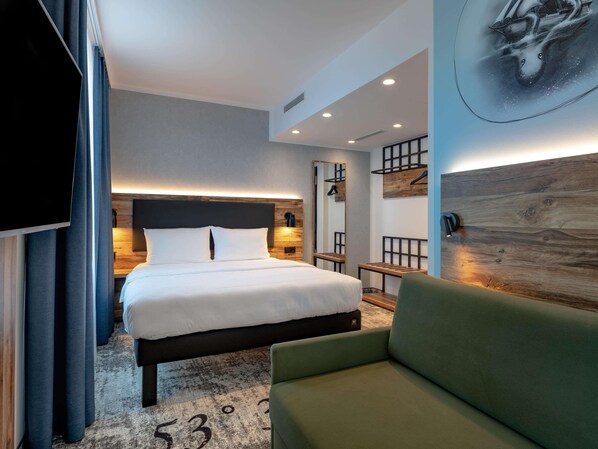 Familiekamer, 1 tweepersoonsbed met slaapbank (Modern) | Hypoallergeen beddengoed, een bureau, een laptopwerkplek