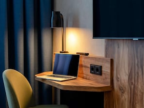 Allergitestade sängkläder, skrivbord och arbetsyta för laptop