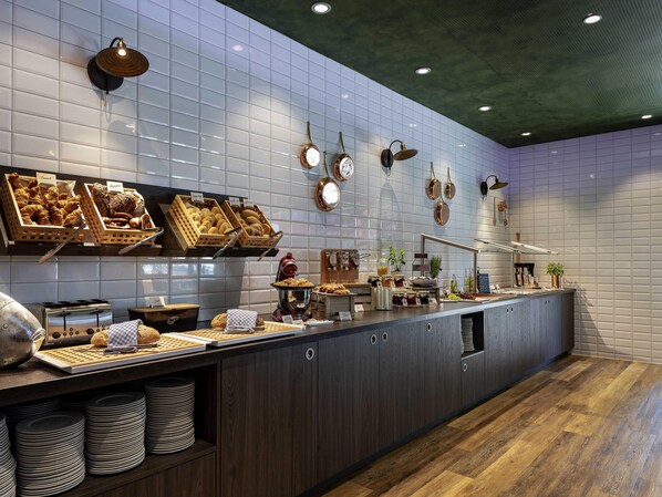 Petit déjeuner buffet (18 EUR par personne)