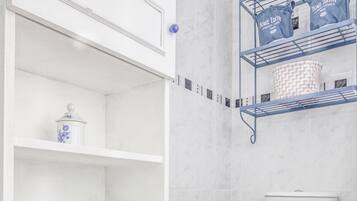 Een haardroger, handdoeken