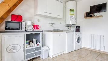 Réfrigérateur, micro-ondes, cafetiÚre/bouilloire, grille-pain