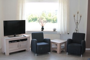 Fernseher, DVD-Player, Tischtennisplatte, Bücher