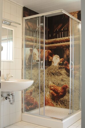 Een douche, een haardroger, zeep, toiletpapier