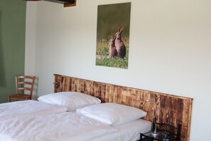 8 bedrooms, iron/ironing board, travel cot, free WiFi - Vacation home for up to 18 people with outdoor pool directly on the Aventura climbing mountain (Medebach)