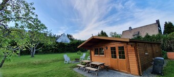 Groot vakantiehuis met grote tuin, zwembad en kinderspeeltuin  rand van het bos