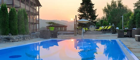 Una piscina cubierta, una piscina climatizada