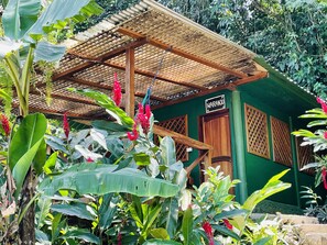 Family Cabin | Individually decorated, bed sheets - Round House Hotel (Livingston)