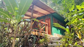 Honeymoon Cabin | Individually decorated, bed sheets - Round House Hotel (Livingston)