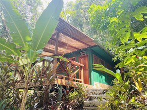 Honeymoon Cabin | Individually decorated, bed sheets - Round House Hotel (Livingston)