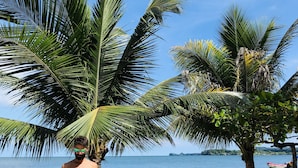 On the beach, black sand, beach shuttle, kayaking - Round House Hotel (Livingston)