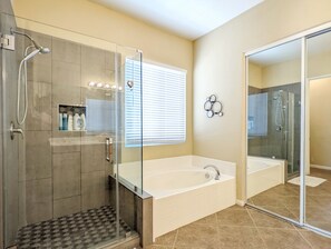 Duschwanne, Haartrockner, Bidet, Handtücher