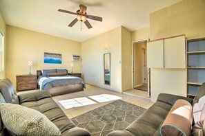 5 bedrooms, desk, iron/ironing board, travel crib