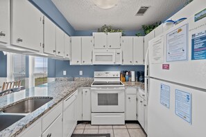 冷蔵庫、電子レンジ、オーブン、コンロ