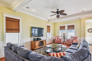 Smart-TV, DVD-Player, Tischfußball, Kinderspielzeug