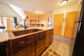 尊荣公寓式客房, 2 间卧室, 阳台, 庭院景观 (Jack Pine 8011) | 外观