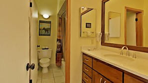 Condo, varias camas, vista a la montaña (Lodgepole 2011) | Baño | Tina con regadera, secadora de cabello, toallas