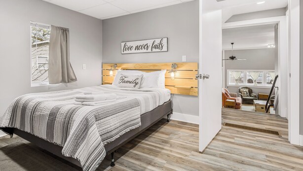 1 bedroom, desk, travel cot, free WiFi - Tandem Suite - Spacious 2 Bedroom Suite Walkable to Downtown TC (Traverse City)