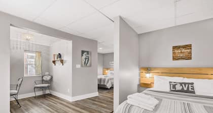 Tandem Suite - Spacious 2 Bedroom Suite Walkable to Downtown TC