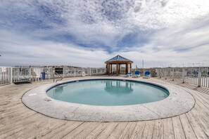 A heated pool - Adorable Studio on Beach W/ Shared Pool, Private Balcony, & Beach Access (Orange Beach)