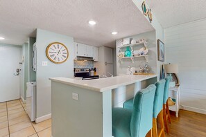 Fridge, microwave, oven, stovetop - Adorable Studio on Beach W/ Shared Pool, Private Balcony, & Beach Access (Orange Beach)