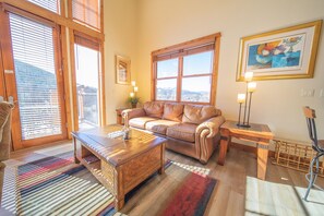 Townhome, Multiple Beds, Mountain View (Antlers Gulch 502) | Living area | 42-inch flat-screen TV with cable channels, Smart TV, fireplace