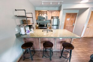 Design Condo, 1 Bedroom, Balcony, Mountain View (Black Bear 8055) | Private kitchen | Full-size fridge, microwave, coffee/tea maker, cookware/dishes/utensils - Black Bear 8055 (Keystone)