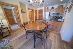 Superior Condo, 2 Bedrooms, Balcony, Mountain View (Springs 8859) | Dining room