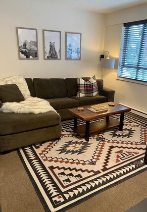 Smart TV, fireplace, table tennis, stereo