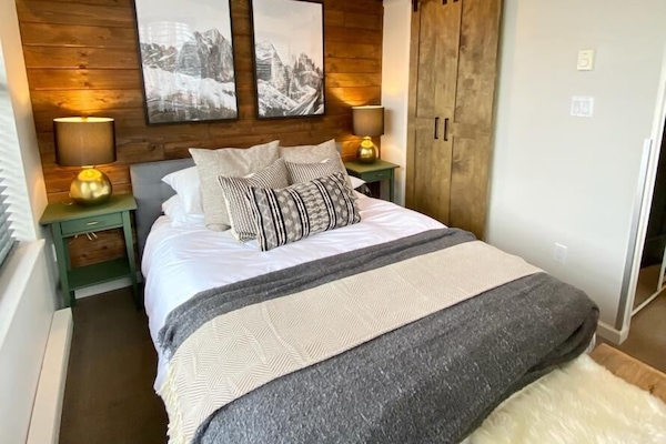 2 slaapkamers, een bureau, een strijkplank/strijkijzer, gratis wifi