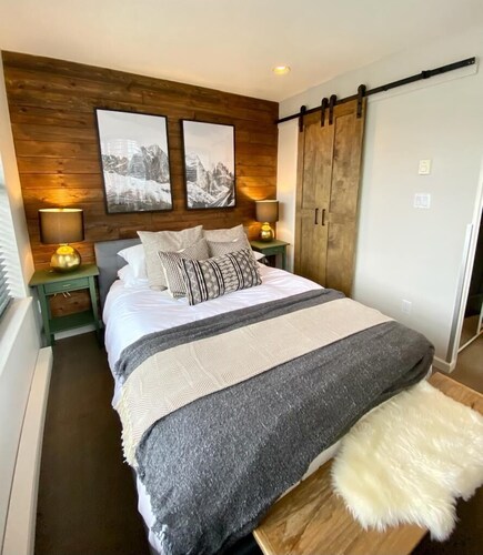 Stunning Deer Lodge Condo in Town Centre  at the Olympic Rings