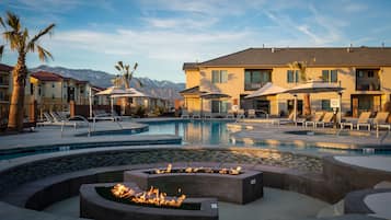 Alberca techada y alberca al aire libre