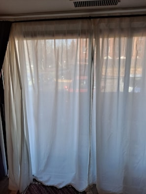 Interior - Quick bus ride to DC -- SAFE AREA (Arlington)