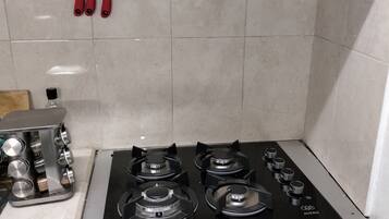 Refrigerador, microondas, placa de cocina, cafetera/tetera