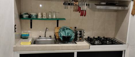 Frigorifero, microonde, piano cottura, macchina per tè/caffè