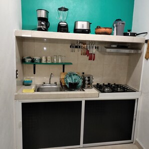 Kjøleskap, mikrobølgeovn, kokeplater og kaffetrakter/tekoker