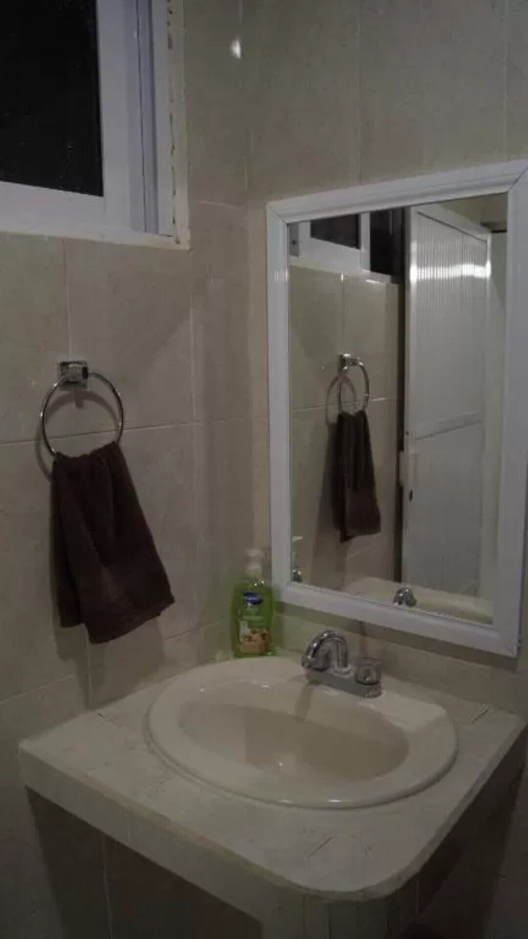 Secador de pelo, toallas, jabón, shampoo