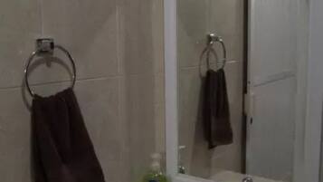 Secador de pelo, toallas, jabón, shampoo