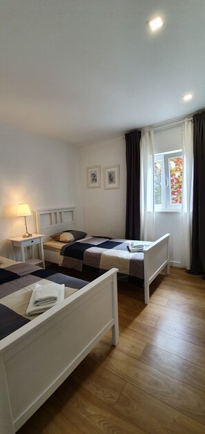 3 bedrooms, in-room safe, WiFi, bed sheets