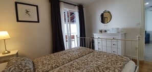3 chambres, coffres-forts dans les chambres, Wi-Fi, draps fournis