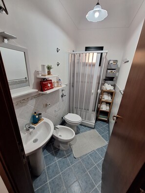 Doccia, asciugacapelli, bidet, asciugamani