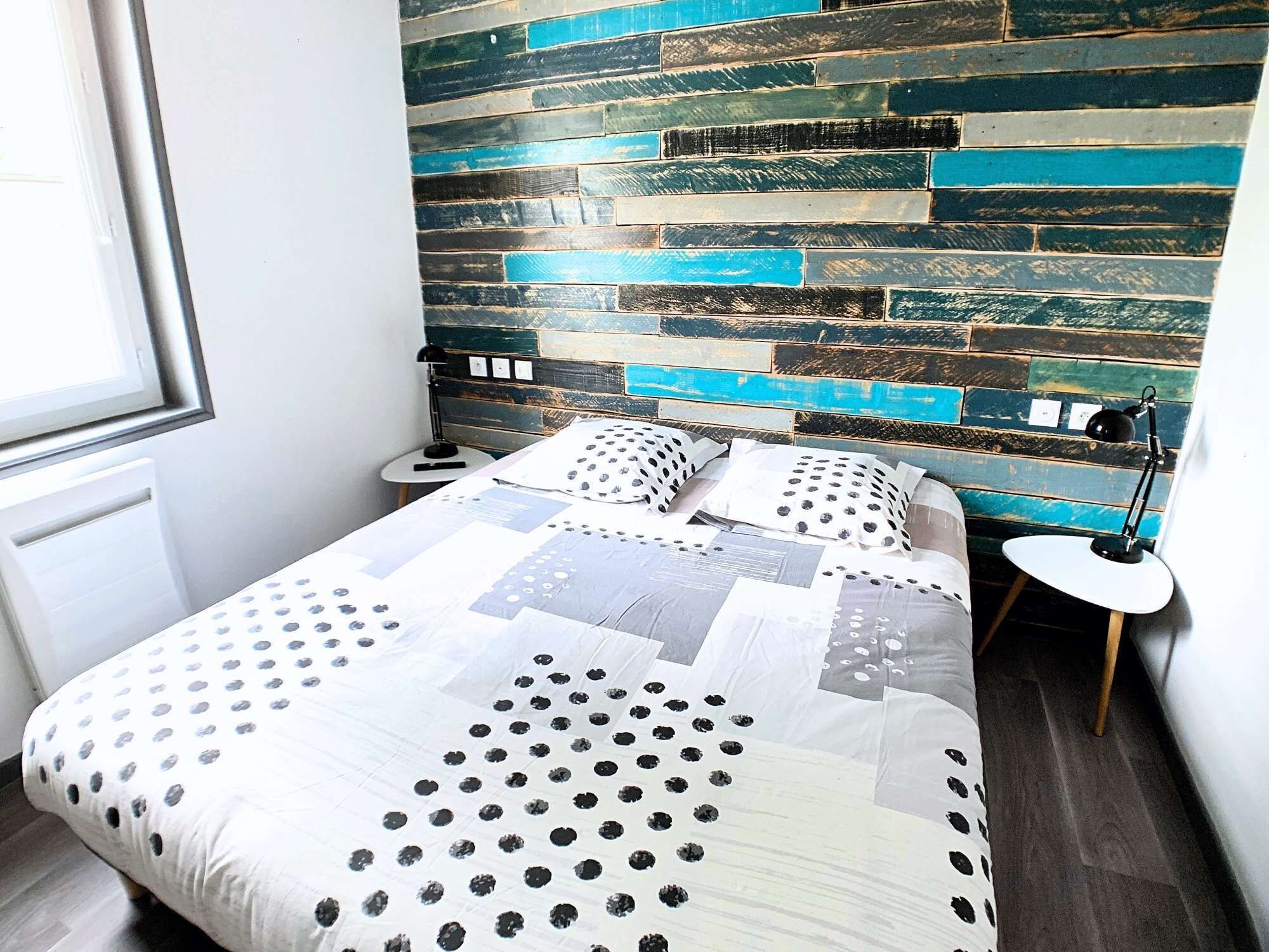 2 chambres, bureau, chambres insonorisées, fer et planche à repasser