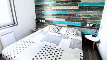 2 chambres, bureau, chambres insonorisées, fer et planche à repasser