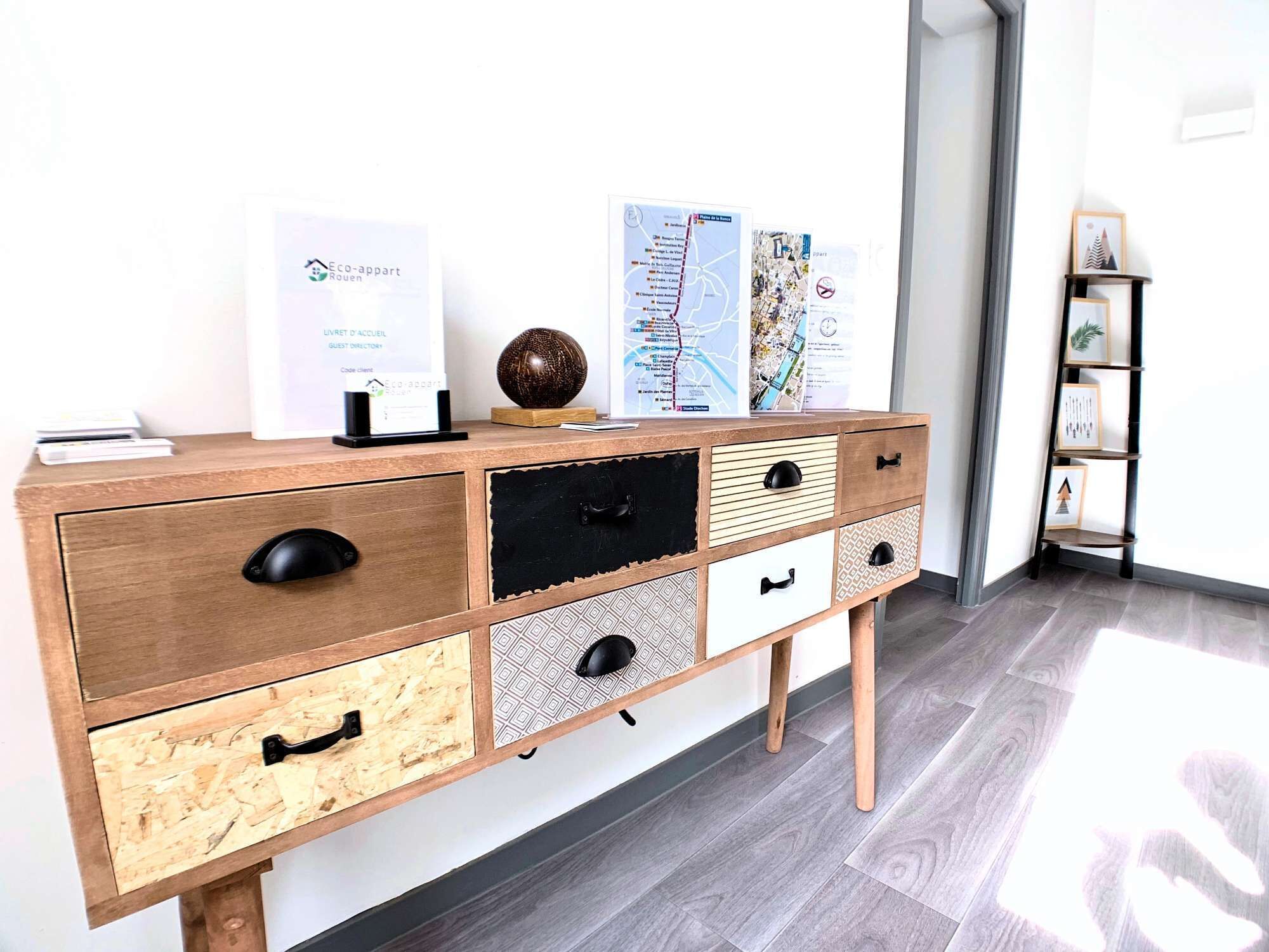 Una consola de madera con varios cajones y armarios, algunos con forros estampados.