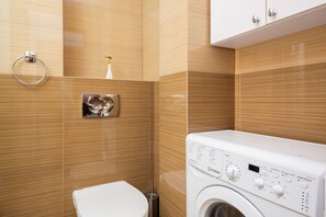 Shower, towels - Apartments Warsaw Pereca by Renters (Warsaw)