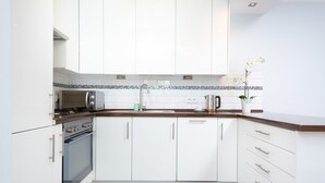 Microwave, dishwasher, cookware/dishes/utensils - Apartments Warsaw Pereca by Renters (Warsaw)
