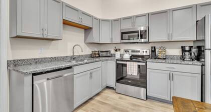 The Glamorous Townhome. 7 Bed. Parkside view of City. Walk to Stadium & Downtown