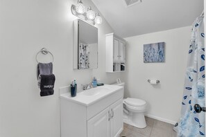 Combined shower/tub, hair dryer, towels