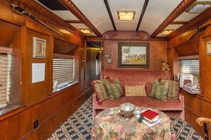 Smart TV - Pullman Train Car - Historic Train Car - Close to downtown (Fredericksburg)